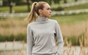 یقه اسکی در استایل زنانه؛ چطور آن را با لباس‌های دیگر ست کنیم؟